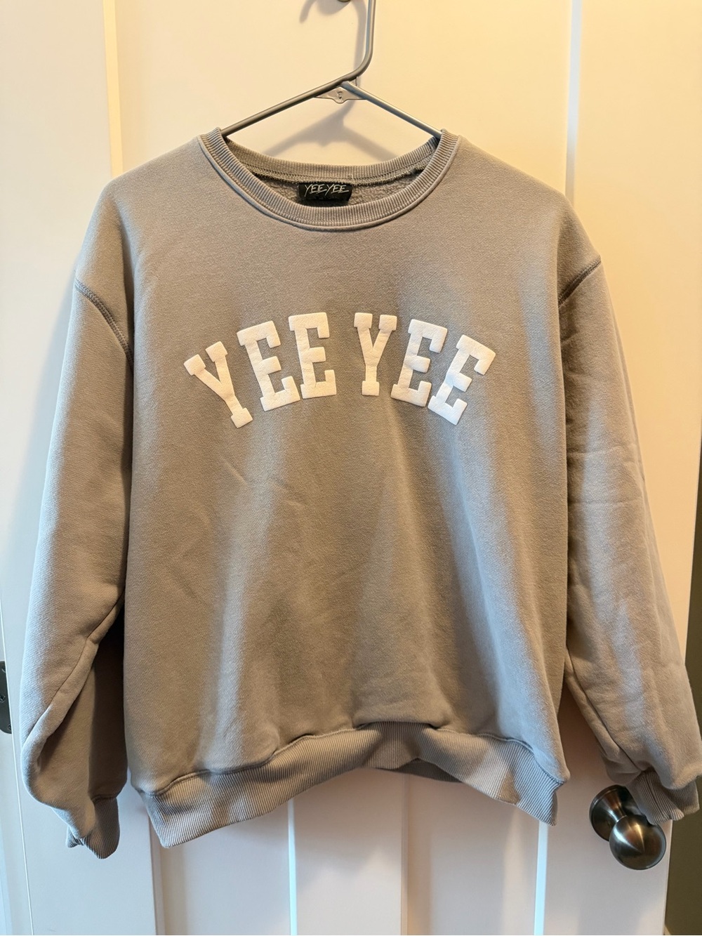 Yee Yee Women's Crewneck Sweatshirt in Light Gray Size Small